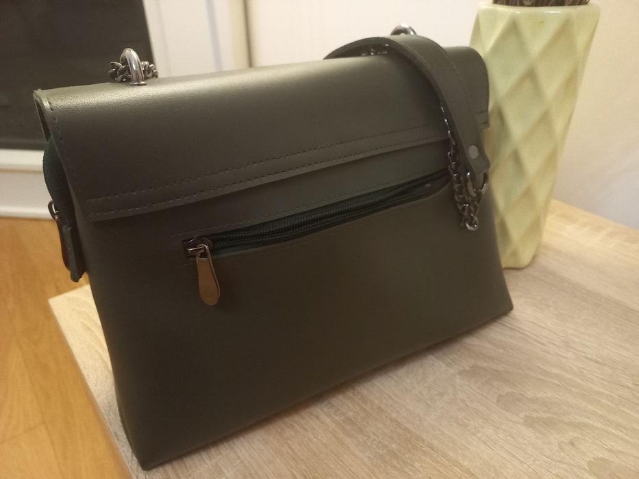 Зелена сумка з рамінцем-ланцюжком