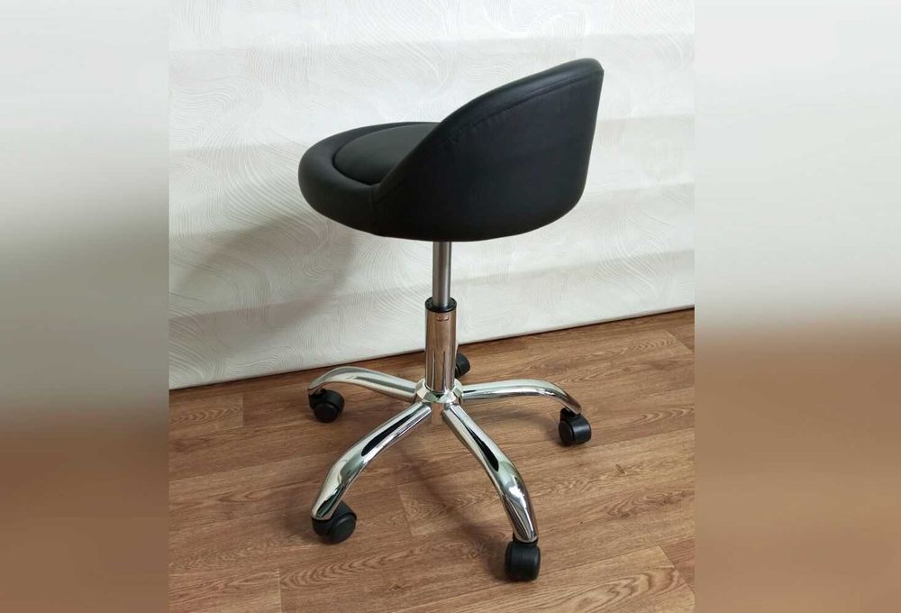 Стул маникюрный офисный на колесиках для мастера Ns-175 черное кресло