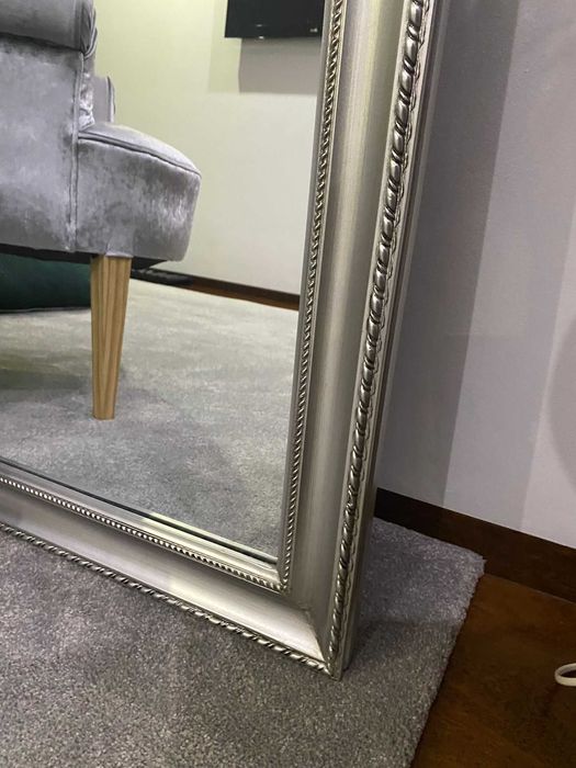 Senhorinha prateada e espelho prateado