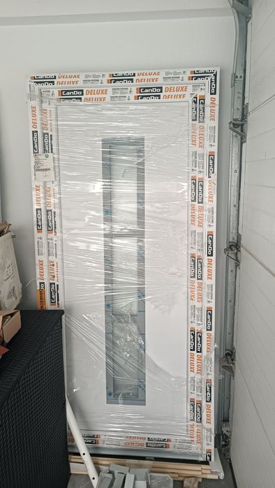 porta branca nova a estrear. custa 499€.