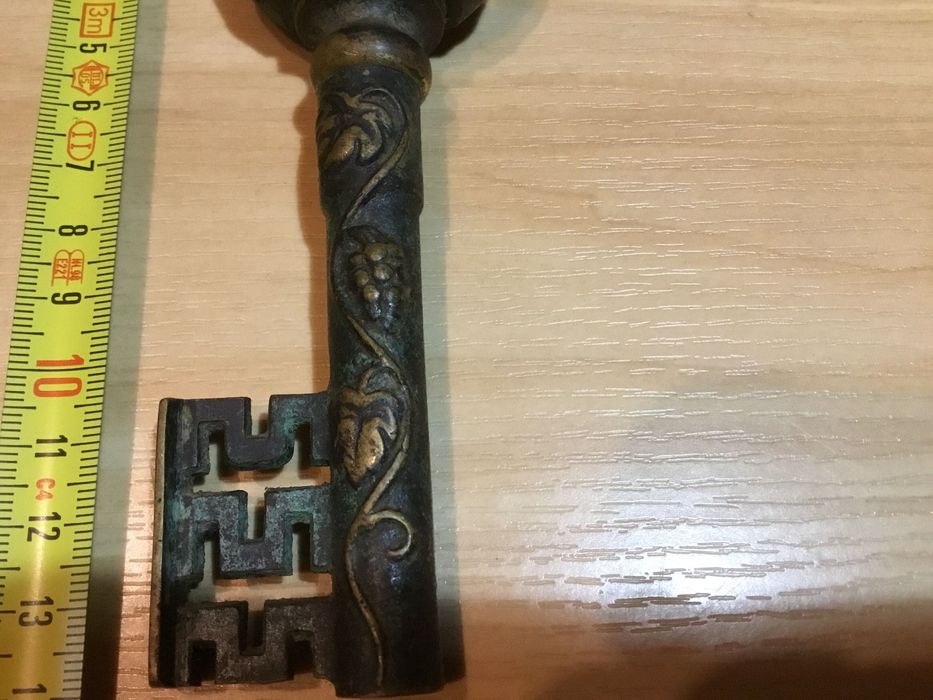 Abre cápsulas antigo em latão In Vino Veritas