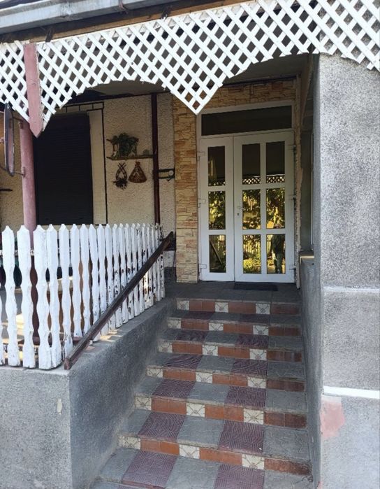 Продається добротний будинок у центрі села Сюрте