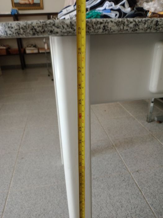 Mesa rectangular com tampo em pedra