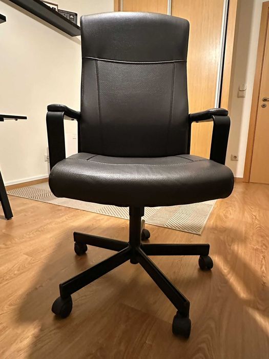 Cadeira giratória   MILLBERGET (castanho escuro)