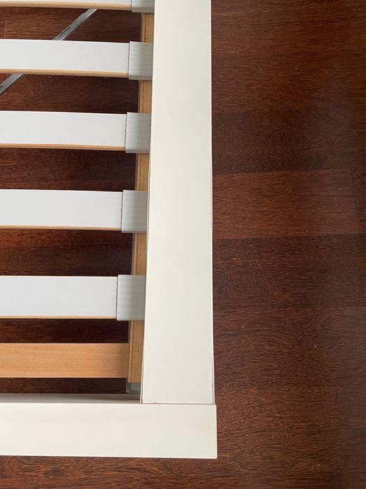 Cama Malm 140x200+ estrados+ colchão ortopédico