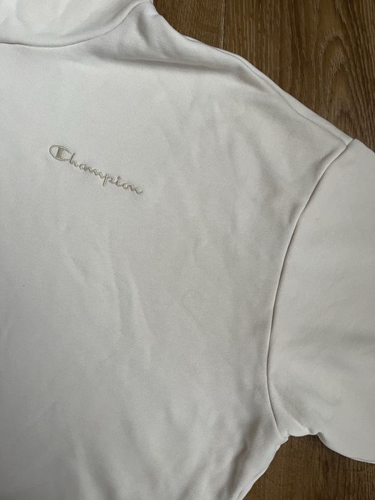 Укорочене кроп-худі бренду Champion