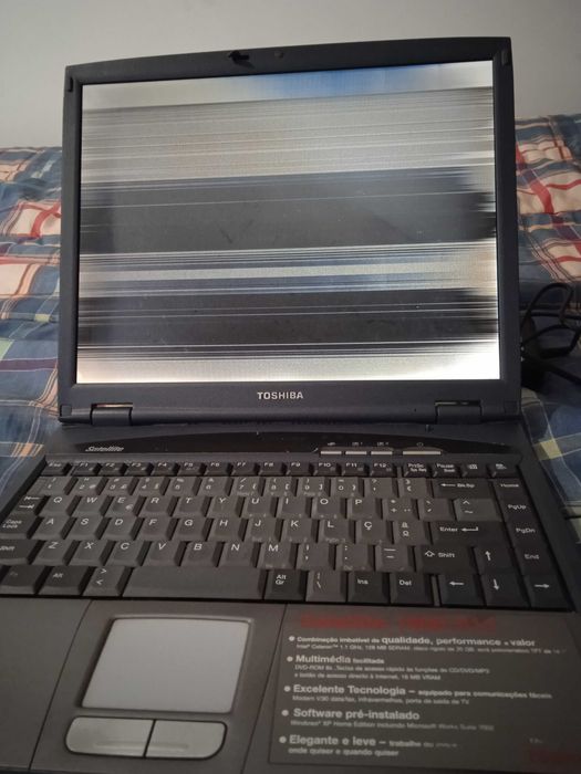 Portátil Toshiba Satellite antigo