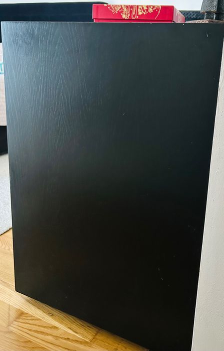 Cómoda em preto e com vidro