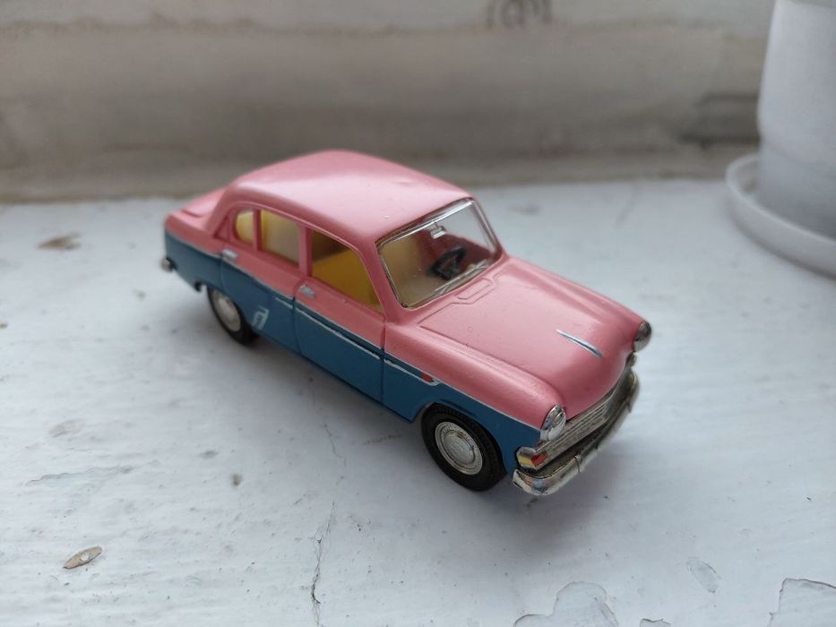 Модель СССР марки Москвич 403.