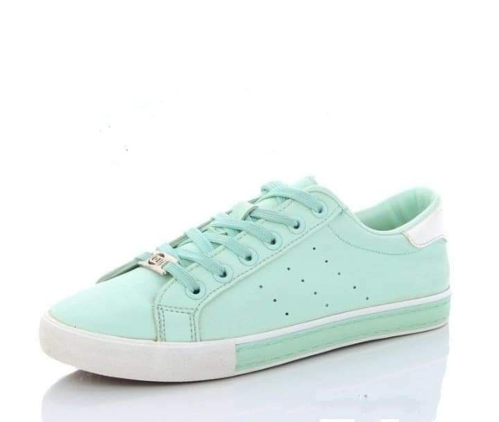 Жіночі мокасини.