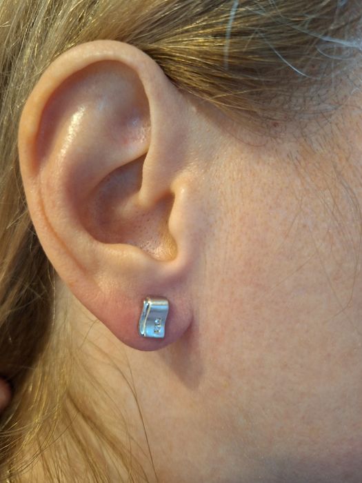 Sprzedam srebrne kolczyki sztyfty Apart