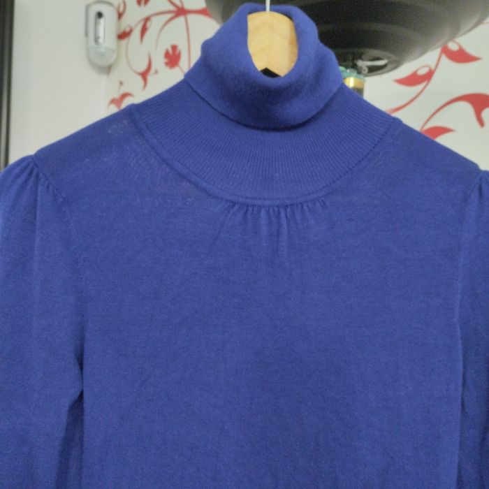 Vestido azul de gola alta