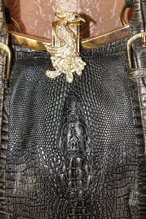 Эксклюзивная сумка с имитацией под крокодиловую кожу.