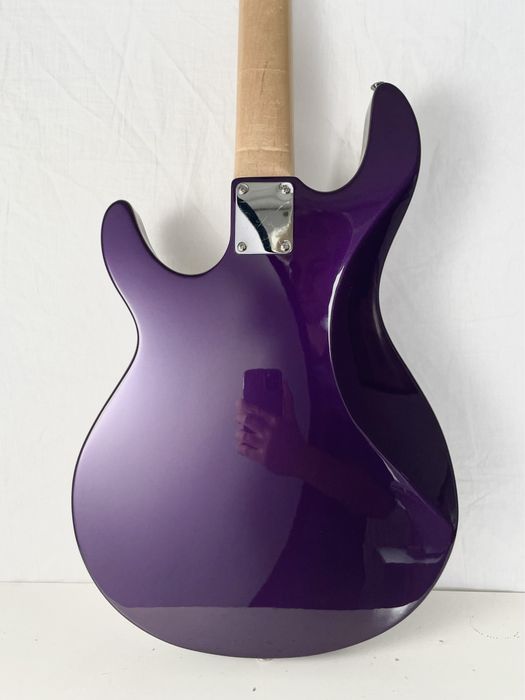 Gitara basowa Raven