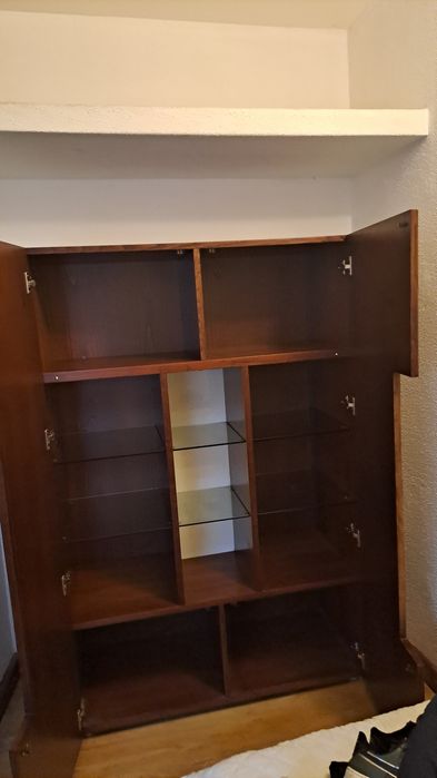 Louceiro em madeira maciça. A retirar pelo comprador.