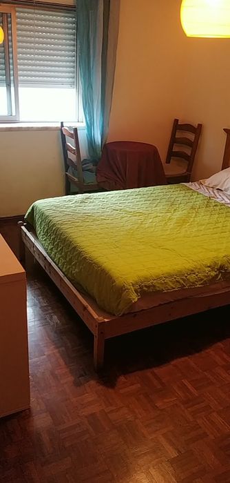 Aluga-se Quarto Parede