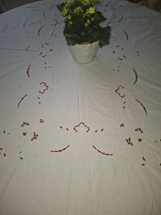 Obrusy białe haftowane