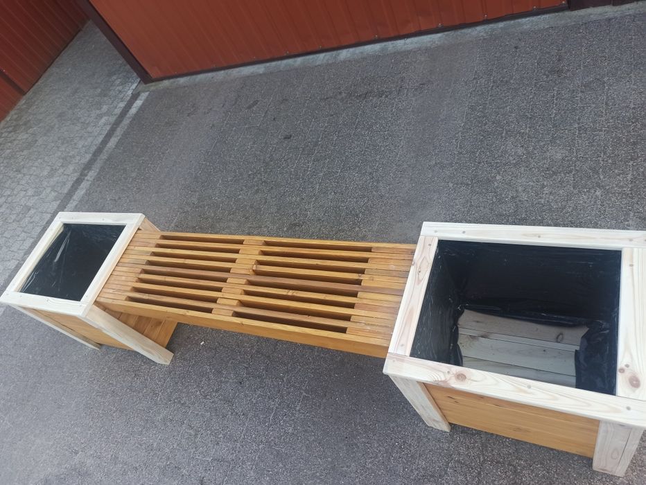 Drewniana donica ogrodowa z siedziskiem