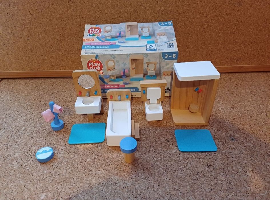 Mobília madeira casa de bonecas. 12€ cada conjunto.