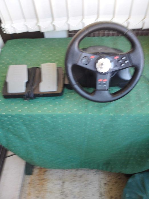 Vende se Volante + pedais Logitech Formula para PC