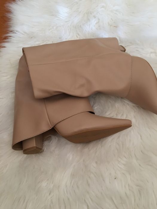 Botas Cremes com Salto Alto