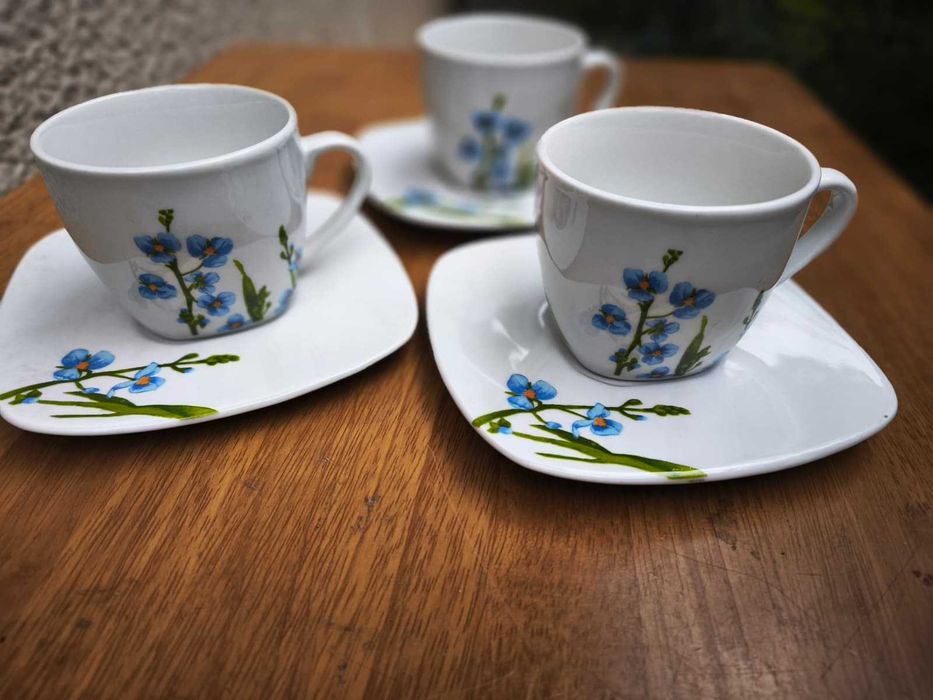 Conjunto de 3 Chávenas de Chá com Pires – Brancas com Padrão Floral