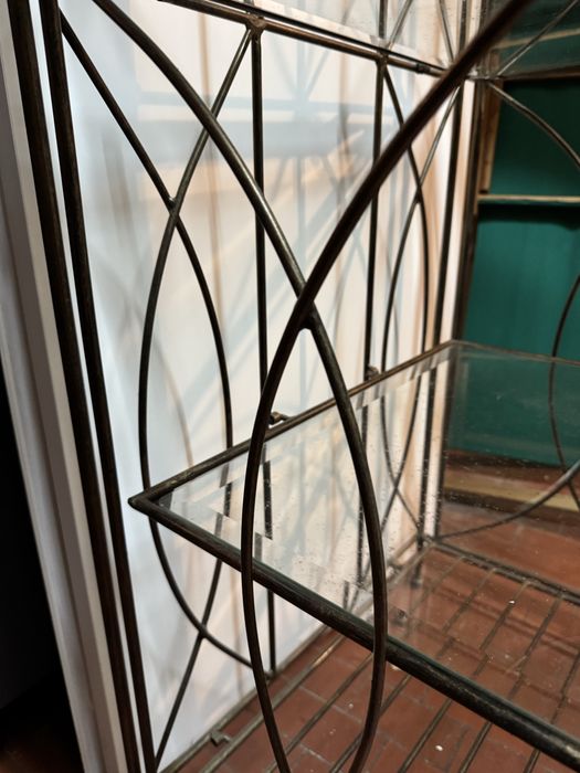Estante vintage em ferro com prateleiras de vidro