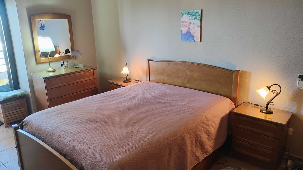 Quarto completo (cama + 2 mesas cabeceira + cómoda + espelho)