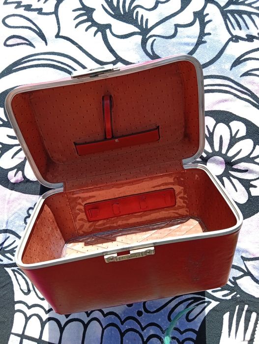 Maleta vintage vermelha rígida – anos 60/70