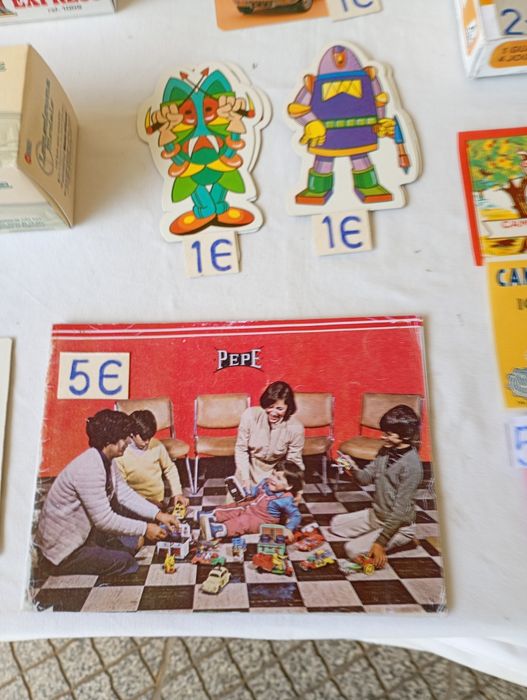 Várias embalagens de brinquedos antigos