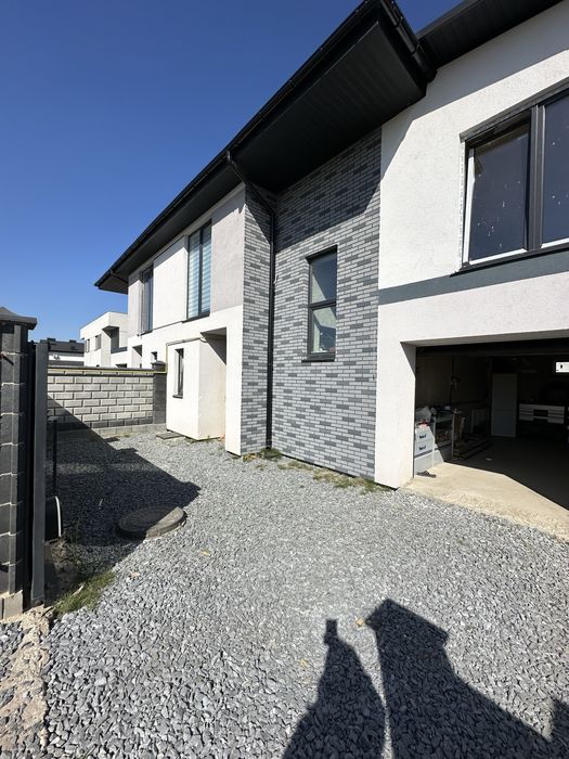 Продам сучасний котедж з гаражем і ремонтом