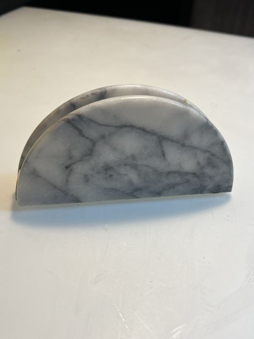 Serwetnik z białego marmuru prl