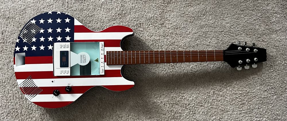 Radio/cd em forma de guitarra