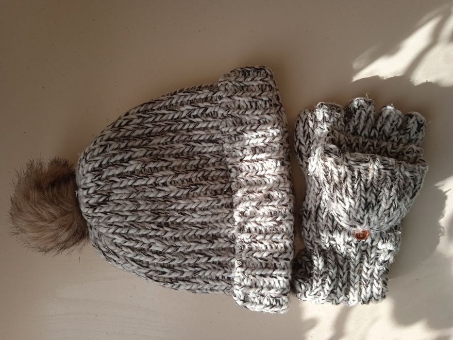 Шапка в'язана біло-чорна