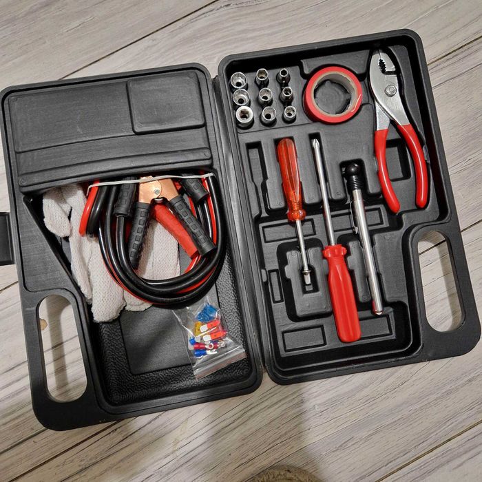 Skrzynka narzędzi do samochodu kable itd.