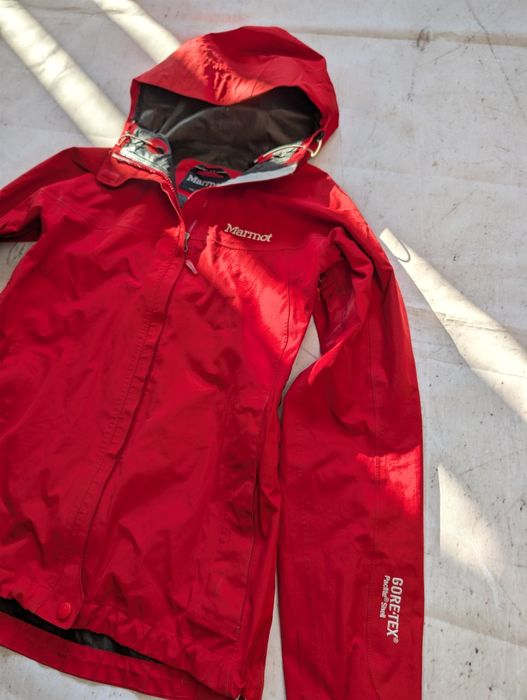 Czerwona kurtka wiatrówka Marmot gore tex hardshell trekking