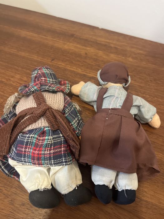 Duas Bonecas de pano com cabeça em ceramica