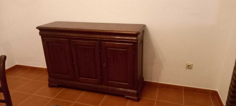 Sala de Jantar em madeira de castanho maciço, em muito bom estado