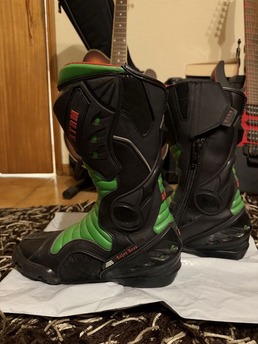 Botas para motar cano alto em verde e preto