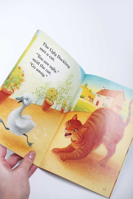 книга Гидке каченя з дуже гарними малюнками (англійською)