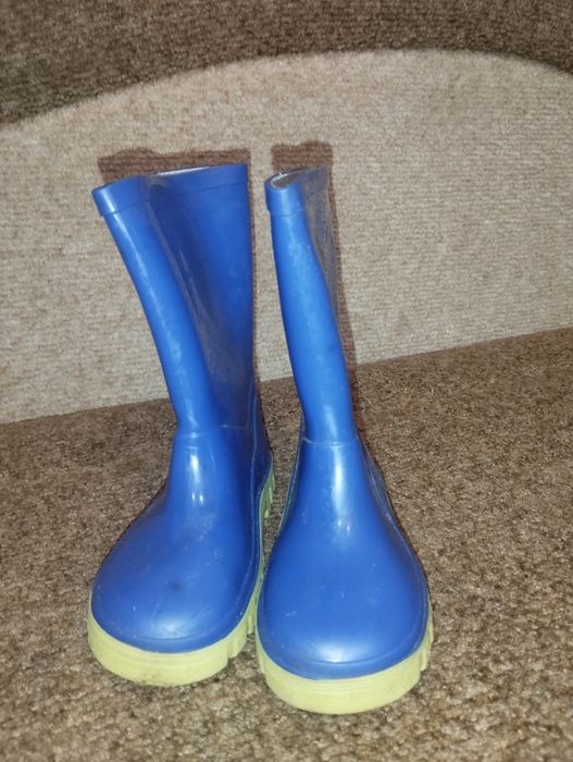 Віддам безкоштовно чобітки для хлопчика