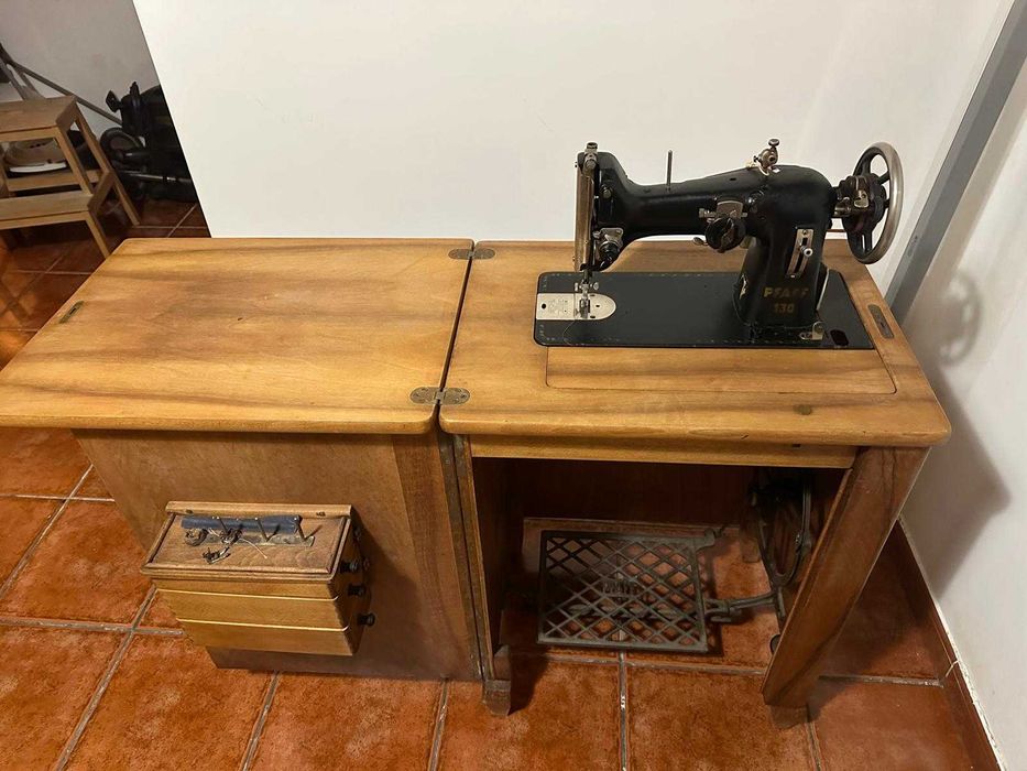 Máquina Costura PFAFF 130 Elétrica c/móvel