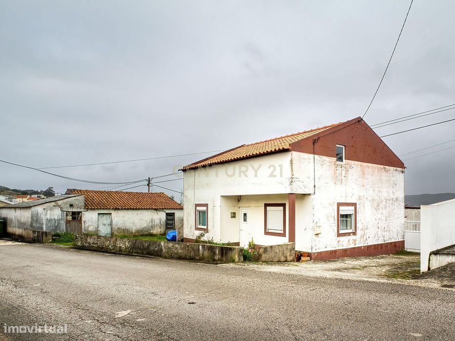Casa t2 e vários anexos inserida num terreno com uma área 5600 m2 em