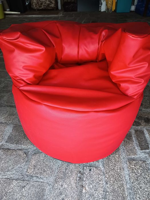 Puff vermelho em forma de cadeira
