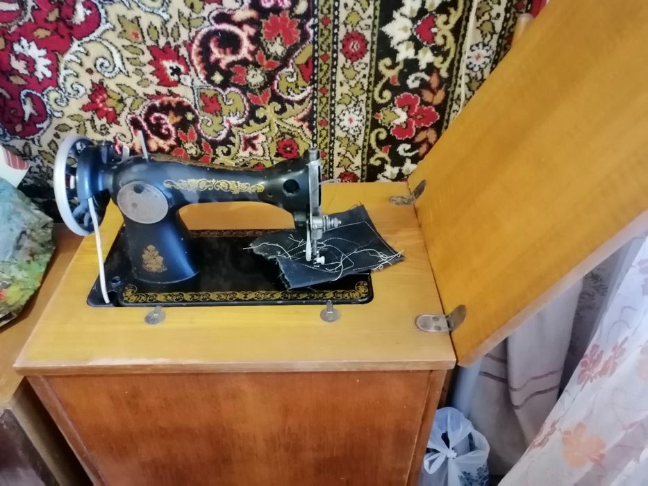 Продається швейна машинка-тумбочка