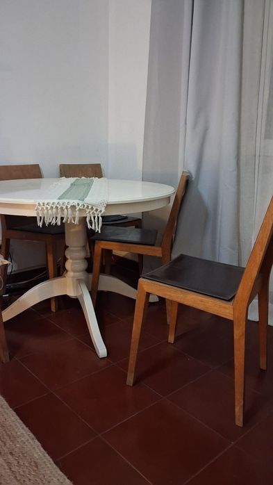 Mesa extensivel com 6 cadeiras
