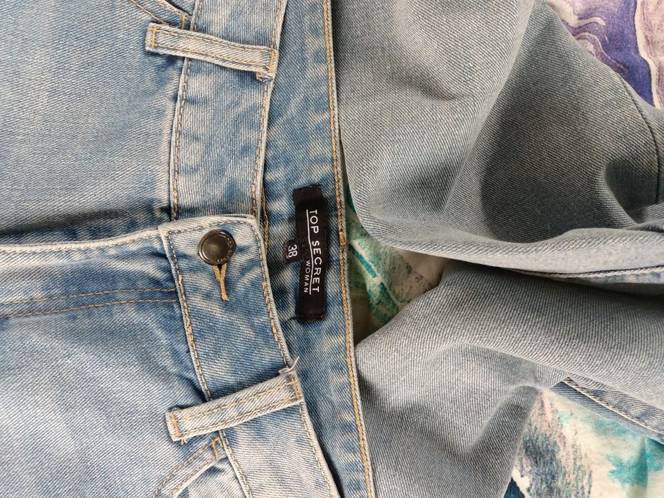 Spodnie damskie z dziurami