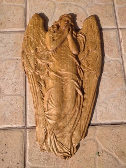 anioł drewniana płaskorzeźba prezent