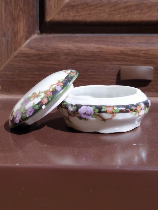 Porcelanowe puzderko sygnowana