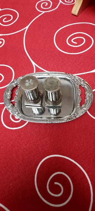 Tabuleiro com saleiro e pimenteiro